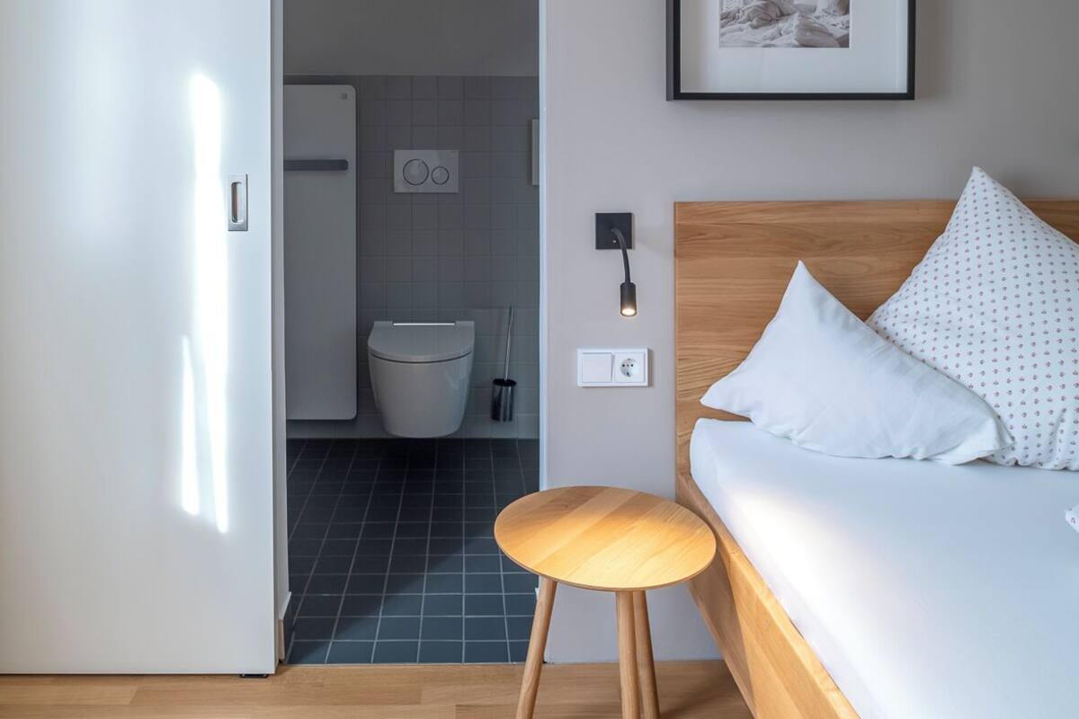 Single Room | Individually decorated, individually furnished, desk, laptop workspace