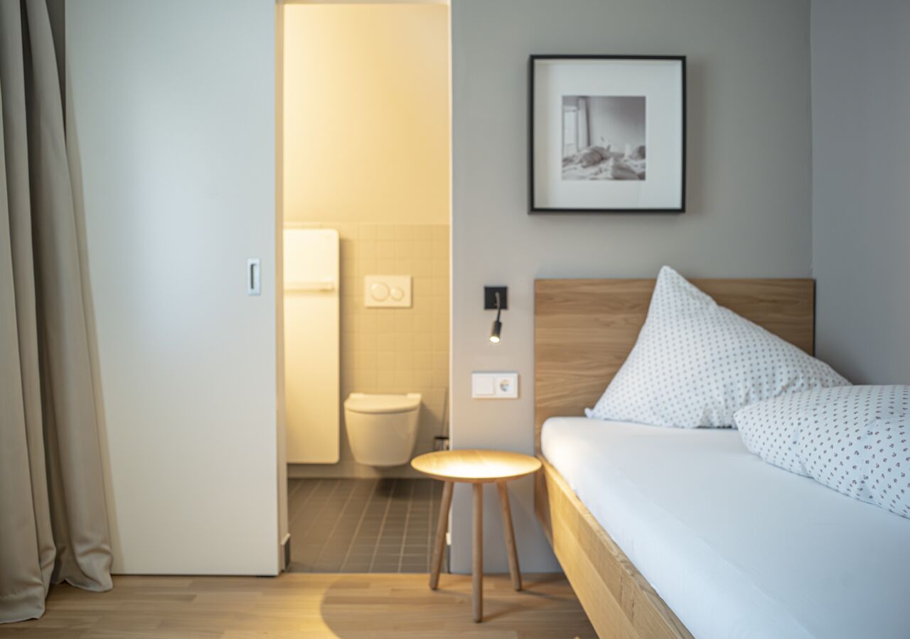 Enkeltrom – basic | Individuelt dekorert, individuelt innredet og skrivebord