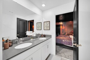 Hair dryer, towels - Fun 9Bd Pool Home-Themed Rooms and Gameroom-9048SH (Davenport)