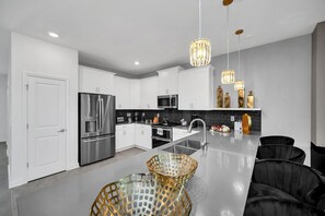 Fridge, microwave, oven, stovetop - Fun 9Bd Pool Home-Themed Rooms and Gameroom-9048SH (Davenport)