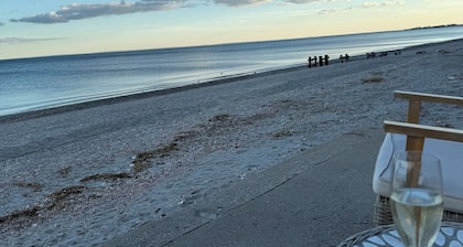 The W – Coastal + Cozy - Walk to Beach + Tyde