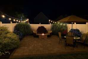 Outdoor dining - The W – Coastal + Cozy - Walk to Beach + Tyde (Milford)