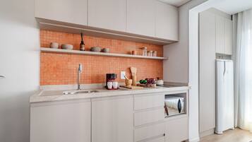 Basic-Zimmer | Eigene Küche | Kühlschrank, Herdplatte, Espressomaschine, Kochgeschirr/Geschirr/Besteck