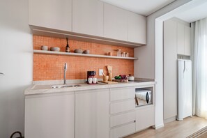 Basic Room | Private kitchen | Fridge, stovetop, espresso maker, cookware/dishes/utensils - 360 Praça da Árvore (São Paulo)