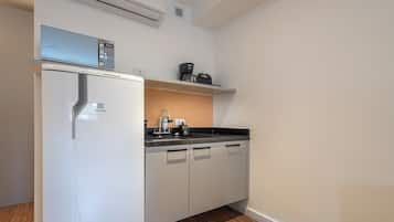 Estudio estándar (547573) | Cocina privada | Frigorífico, placa de cocina y máquina de café espresso