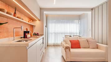 Basic-Zimmer | Eigene Küche | Kühlschrank, Herdplatte, Espressomaschine, Kochgeschirr/Geschirr/Besteck
