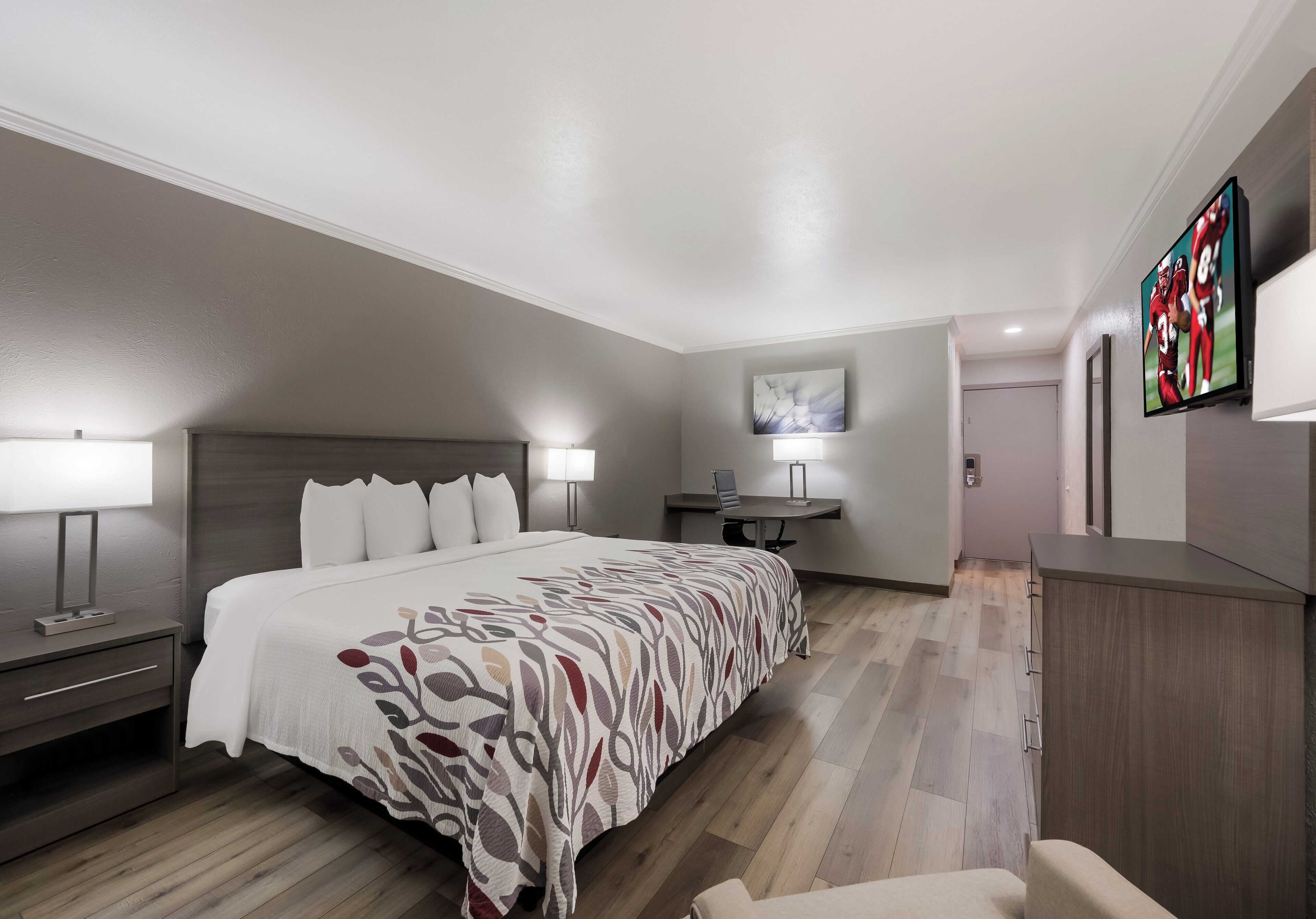 办公桌、笔记本电脑工作区、遮光窗帘、免费 WiFi