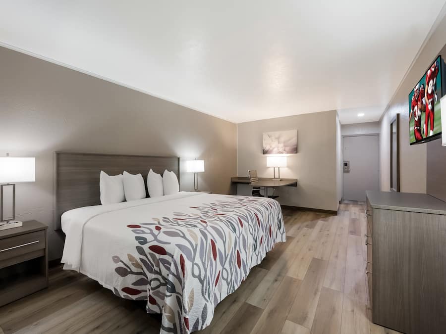 Escrivaninha, espaço de trabalho para notebook, cortinas blackout