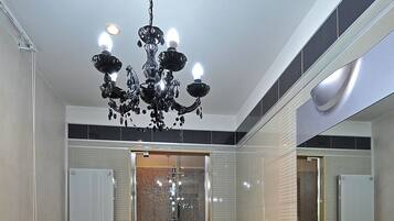 Luxury-Vierbettzimmer | Badezimmer | Dusche, Haartrockner, Bidet, HandtĂŒcher