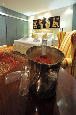 Deluxe Suite | Memory foam beds, individually furnished, blackout drapes, free WiFi - Casa di Giò (Lanuvio)