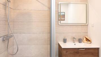 Dusche, Haartrockner, Handtücher, Toilettenpapier