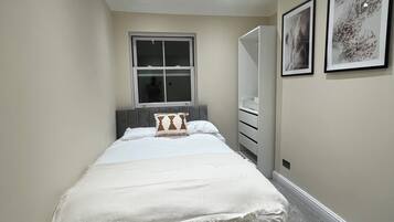 2 bedrooms, desk, iron/ironing board, WiFi