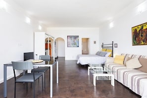 Iron/ironing board, WiFi, bed sheets