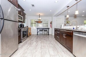 Fridge, microwave, oven, stovetop - Beach Cottage Lafayette Circle (Ocean Springs)