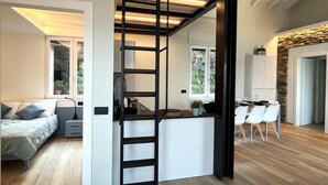 3 bedrooms, desk, internet
