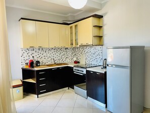 Kjøleskap, ovn, kokeplater og kaffetrakter/tekoker