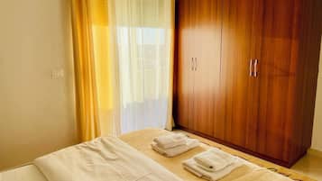 2 habitaciones, escritorio y tabla de planchar con plancha