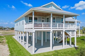 Exterior - Coastal 4-Bedroom Gem, Near the Beach (Galveston)