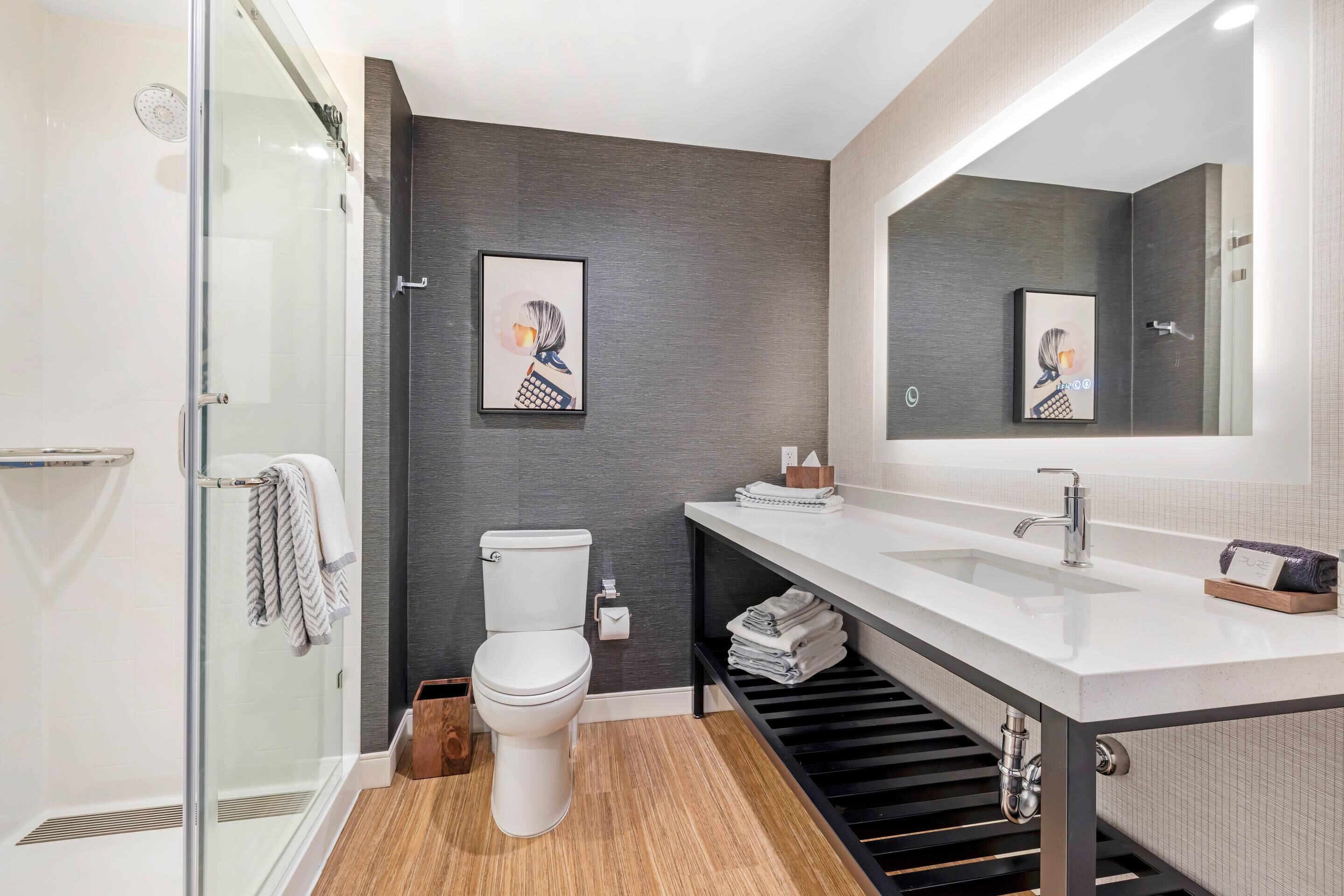 1 bedroom, premium bedding, desk, laptop workspace