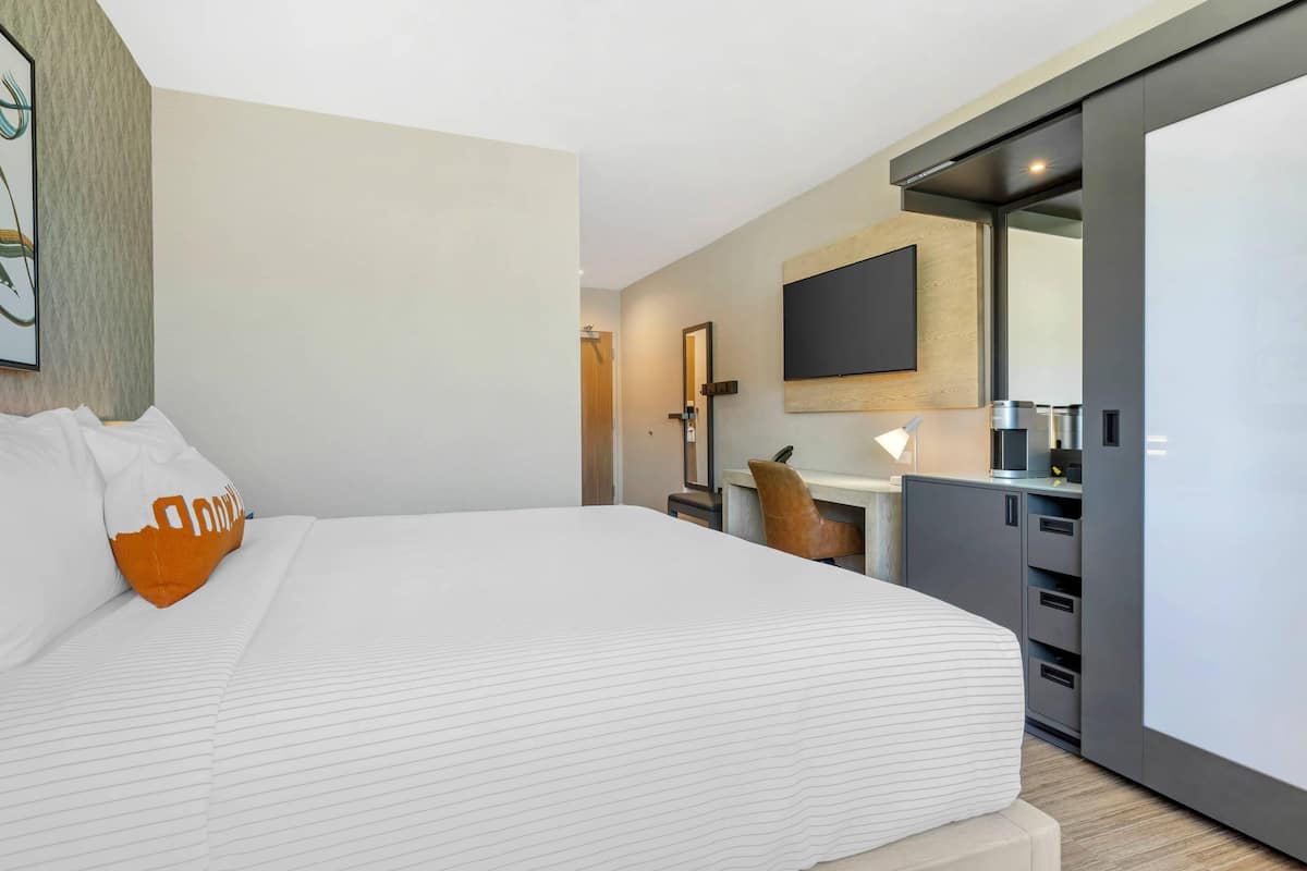 1 bedroom, premium bedding, desk, laptop workspace