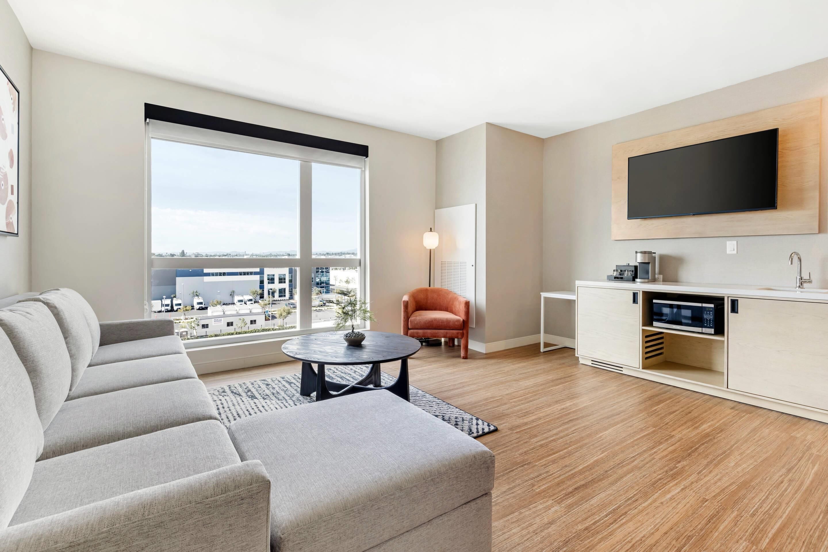 1 bedroom, premium bedding, desk, laptop workspace