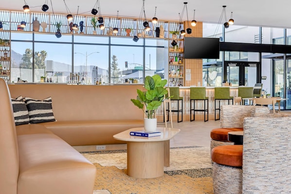 Breakfast, dinner served; American cuisine, alfresco dining