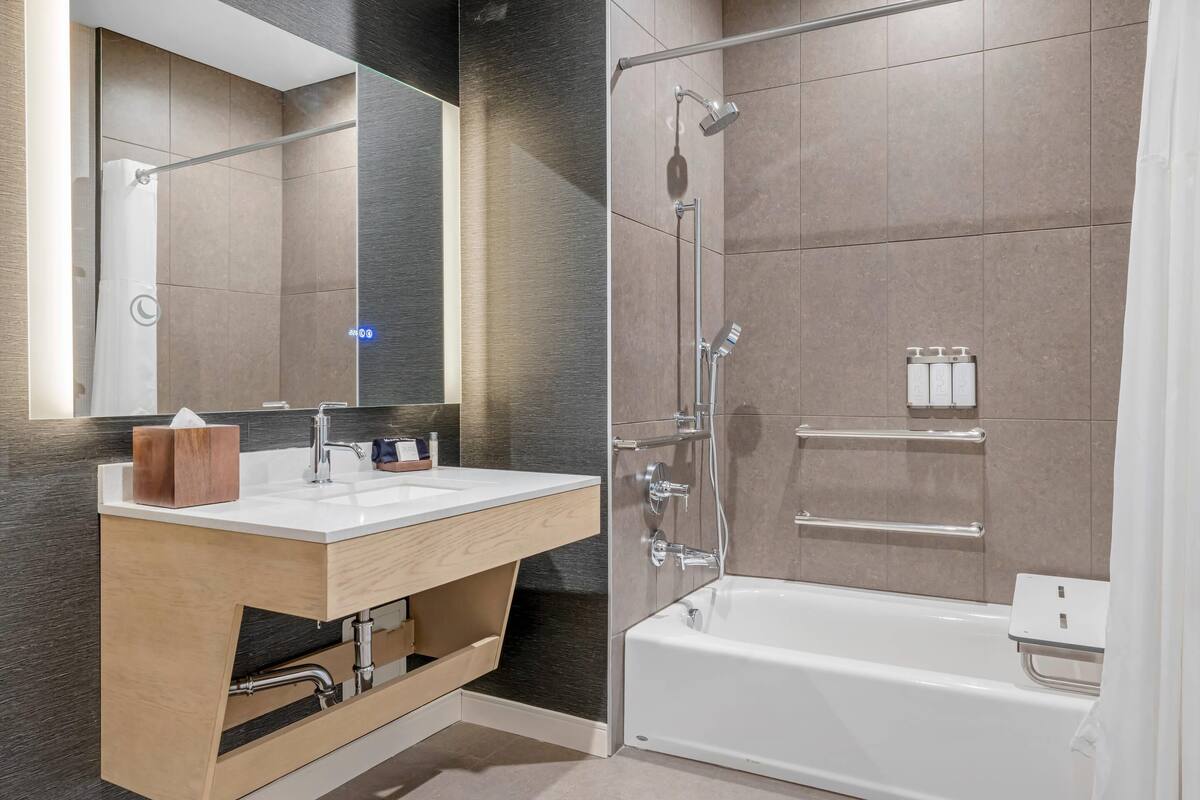 1 bedroom, premium bedding, desk, laptop workspace