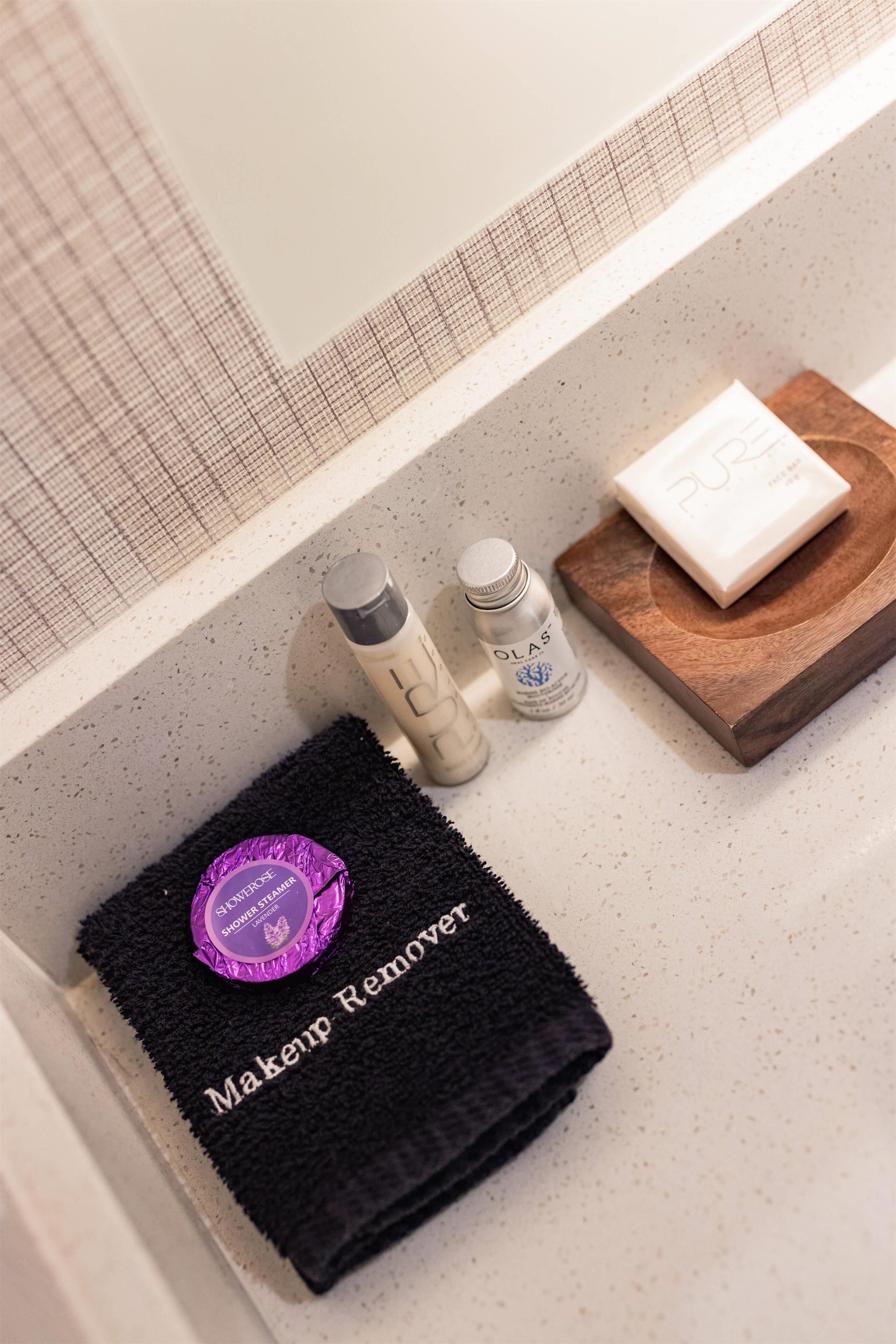 1 bedroom, premium bedding, desk, laptop workspace