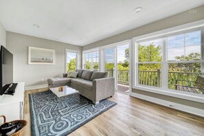 Smart-TV, Tischtennisplatte, Bücher