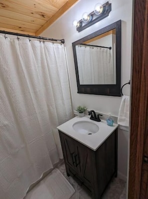 Secadora de cabello, toallas, shampoo, papel de baño