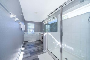 Shower, hair dryer, towels, shampoo - Epic Windsor Hills Resort Escape (Kissimmee)