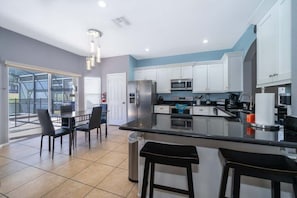 Fridge, microwave, oven, stovetop - Epic Windsor Hills Resort Escape (Kissimmee)