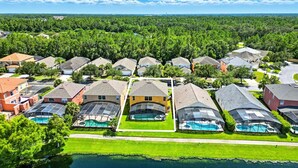 Et boligområde med huse, en swimmingpool og en sø.
