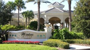 L'ingresso di un hotel con una insegna che riporta 'Windsor Hills Clubhouse'.