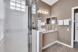 Shower, hair dryer, towels - Windsor Palms Villa with Very Private Pool (Kissimmee)