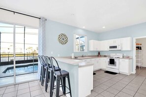 Fridge, microwave, oven, stovetop - Wonderful Lake View Vacation Getaway (Davenport)