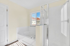 Shower, hair dryer, towels - Wonderful Lake View Vacation Getaway (Davenport)