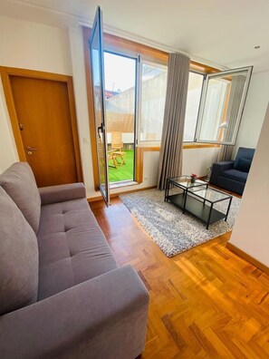 Studio Exclusif (Garden flat 2T) | Coin séjour | Télévision LED de 42 pouces avec chaßnes numériques