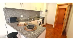 Studio Standard (Spacious flat in the center 5F) | Cuisine privée | Grand réfrigérateur, four, plaque de cuisson, machine à expresso