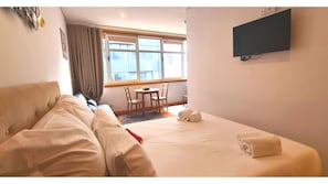 Studio – standard (Spacious flat in the center 5F) | Blendingsgardiner, lydisolert, strykejern/-brett og wi-fi (inkludert)