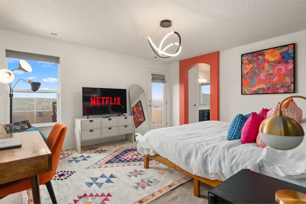 4 habitaciones, escritorio y tabla de planchar con plancha 