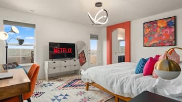 4 habitaciones, escritorio y tabla de planchar con plancha