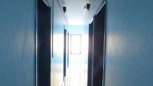 Un pasillo con paredes azules y una luz brillante al final.