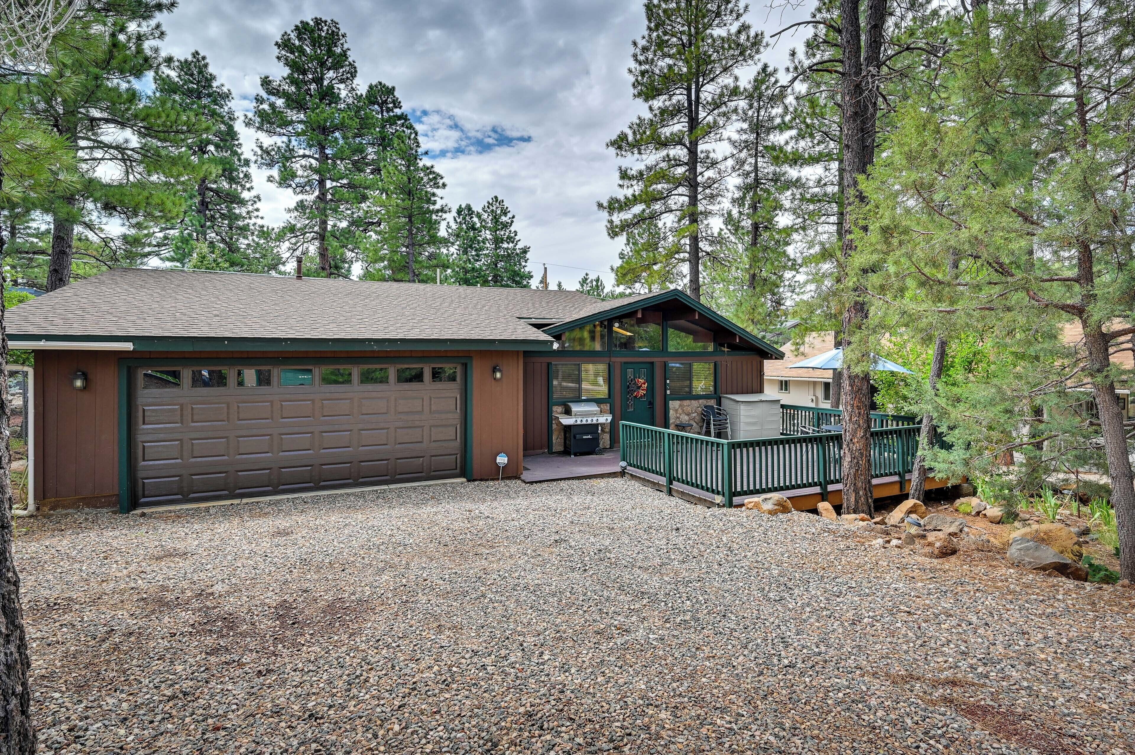 Cozy Munds Park Cabin w/ Fireplace & Deck!
