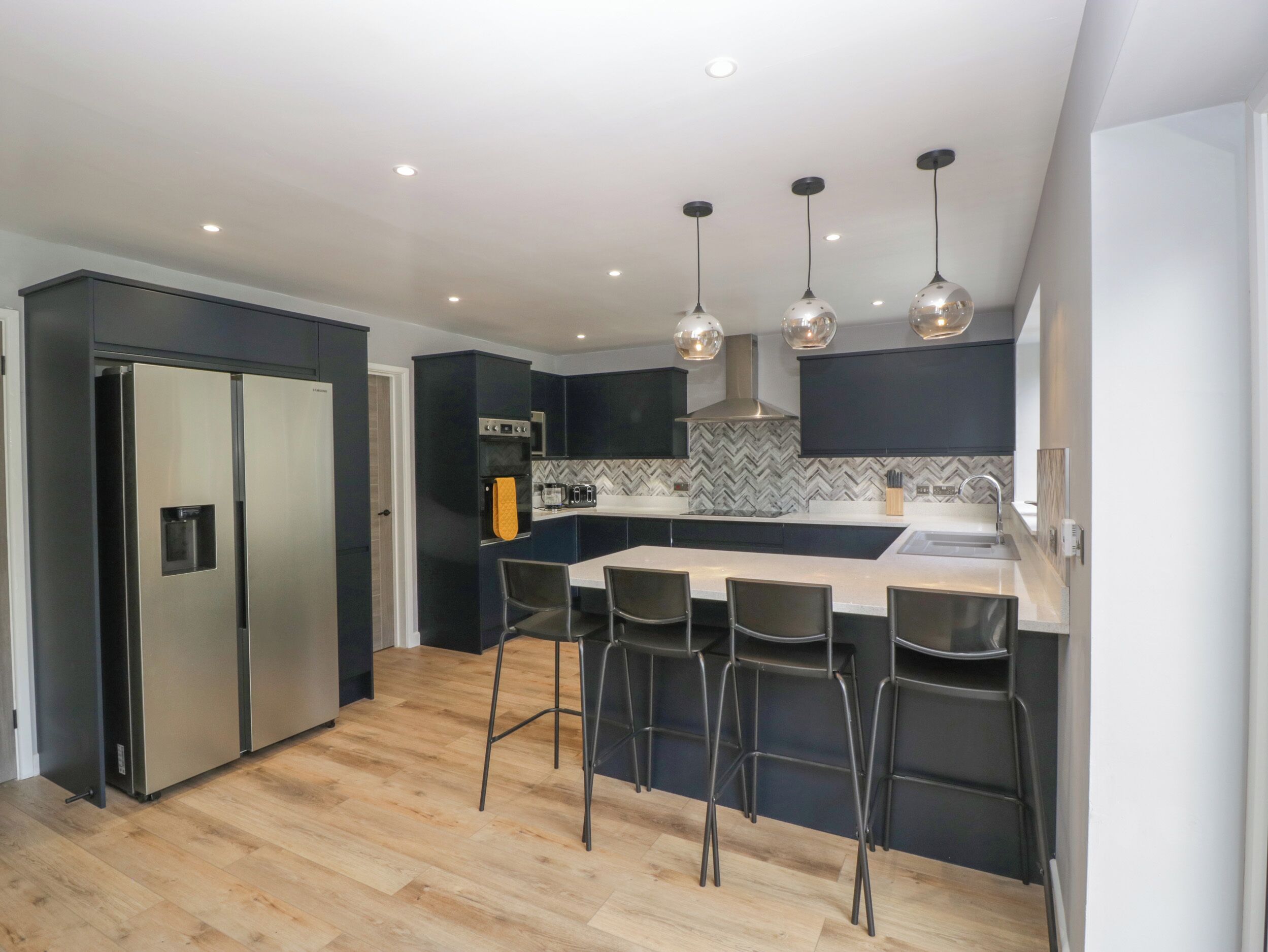 Refrigerador, lavavajillas, tetera eléctrica y tostadora 