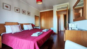 Iron/ironing board, free WiFi, bed sheets - Albufeira Oasis Retreat (Albufeira)