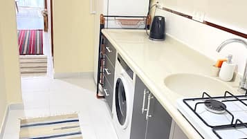 Jääkaappi, uuni, liesi, vedenkeitin