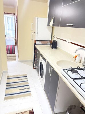 Fridge, oven, stovetop, electric kettle - Apartment in Historic Uskudar (Istanbul)