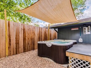 Outdoor spa tub - Heated Pool/Spa/Billiard Table/Shuffleboard/BBQ (Austin)