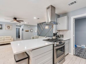 Coffee/tea maker, paper towels, dining tables, kitchen islands - Heated Pool/Spa/Billiard Table/Shuffleboard/BBQ (Austin)